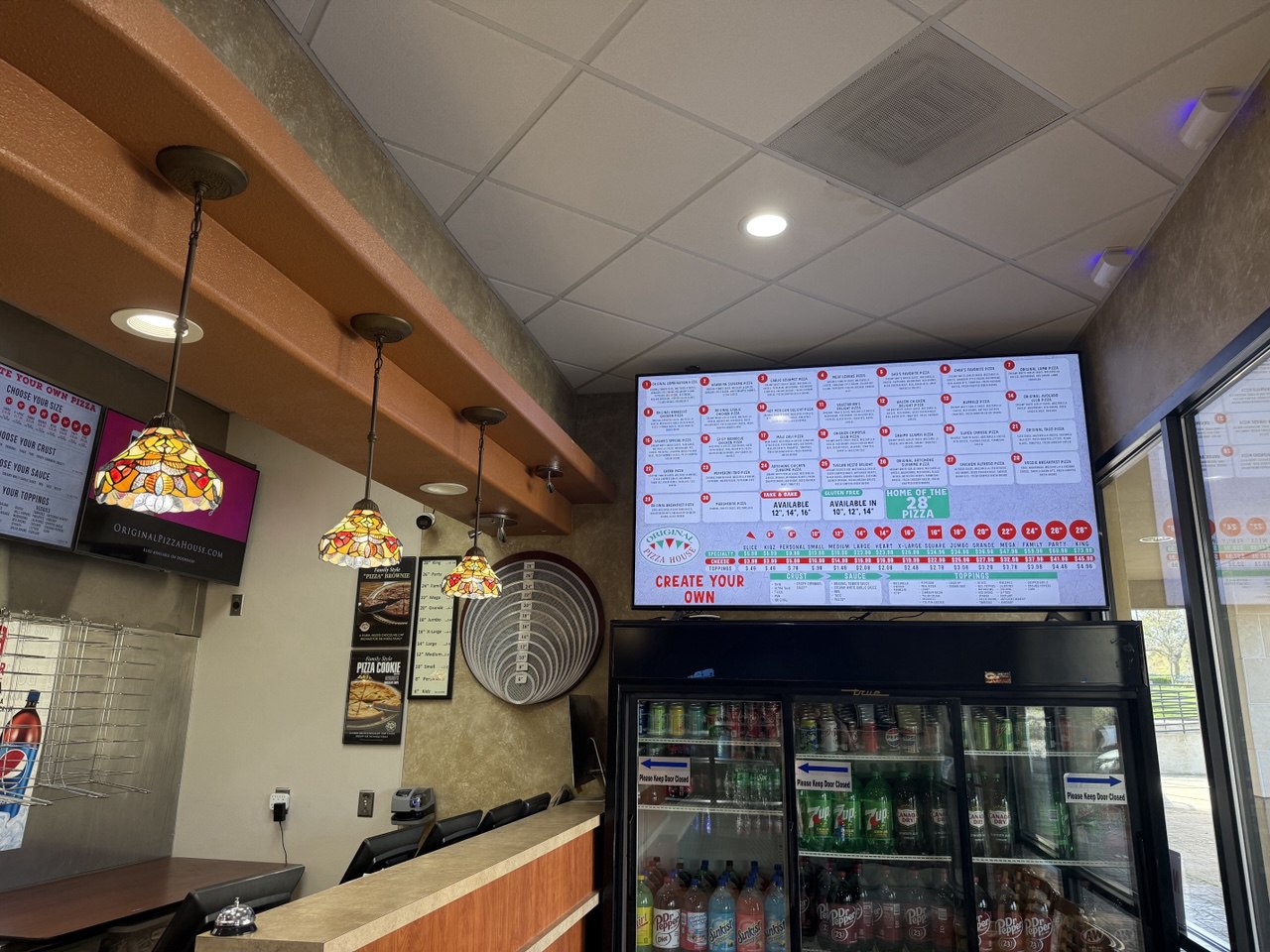 Delish Pizza – 2-screen counter area digital menus